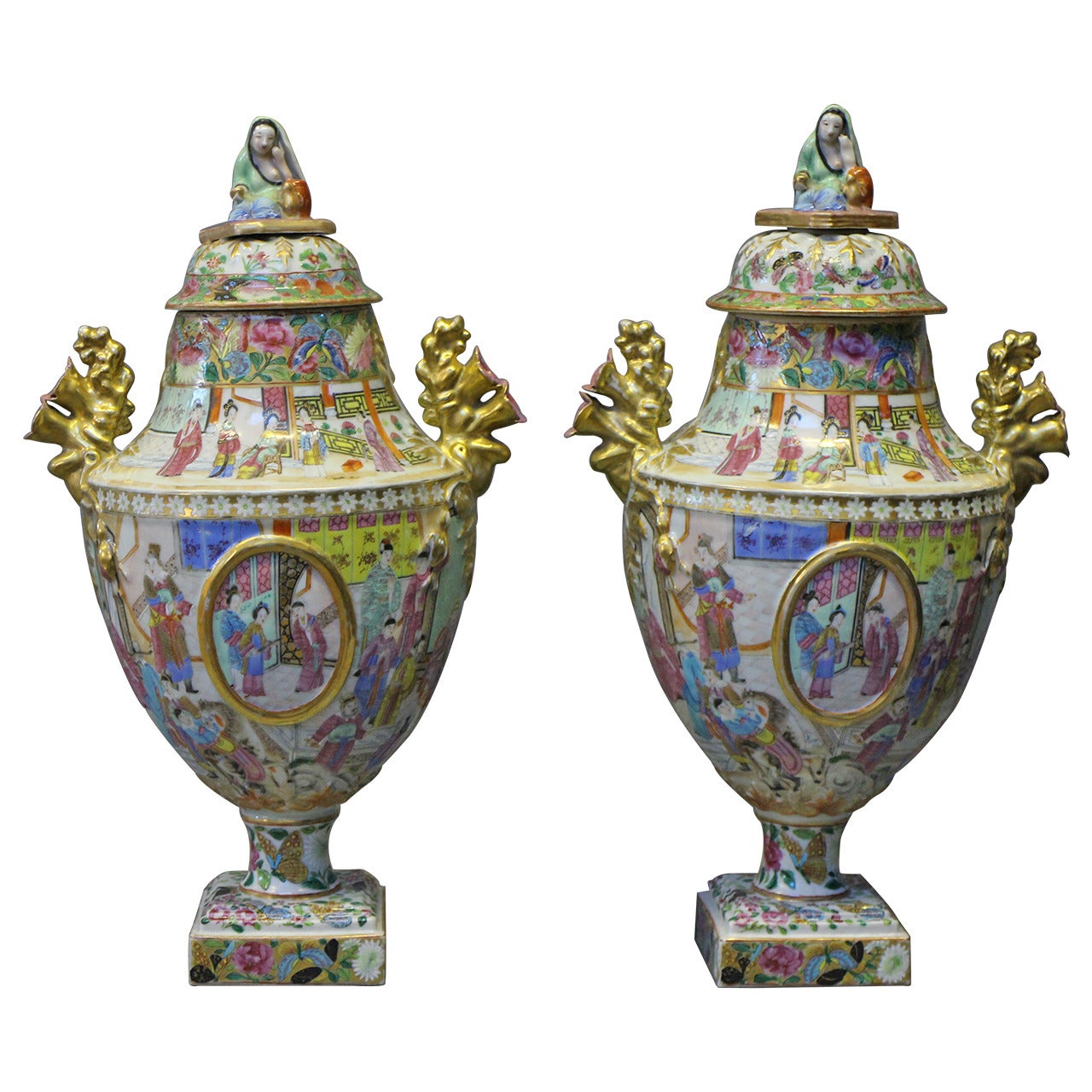 A pair of Chinese Cantonese vases For Sale