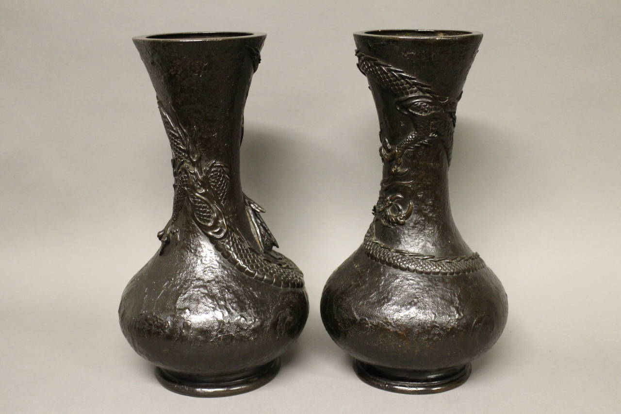 Pair of Japanese Bronze Vases Decorated with a Pair of Facing Dragons For Sale 1