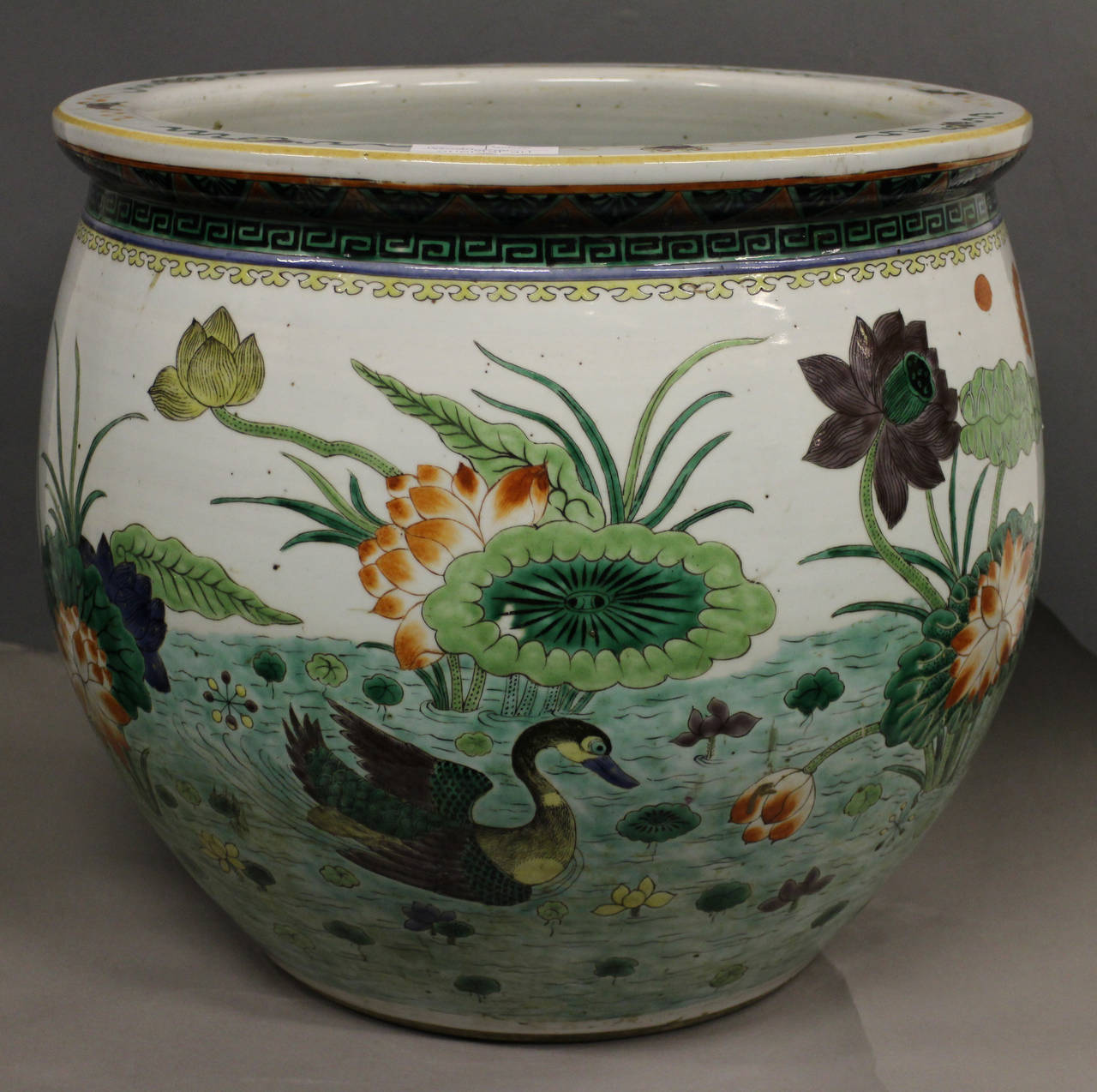 Chinese Famille Verte Jardinière Decorated with Ducks and a Lily Pond In Excellent Condition For Sale In London, GB