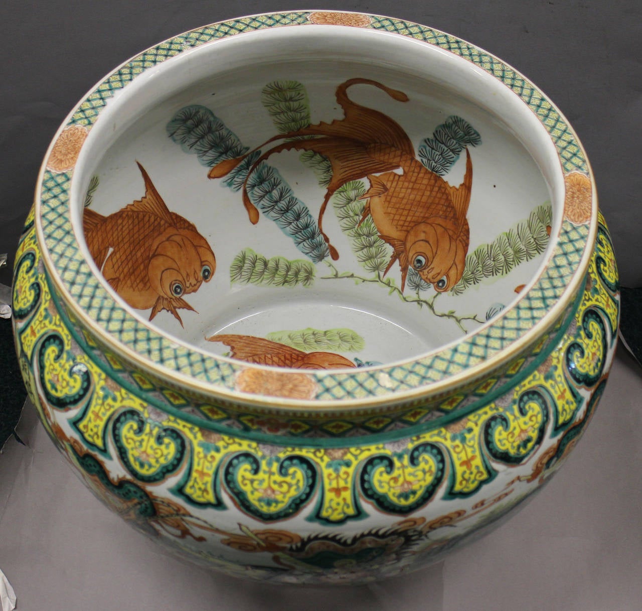 Large Chinese Famille Verte Fish Bowl Jardinière In Good Condition For Sale In London, GB