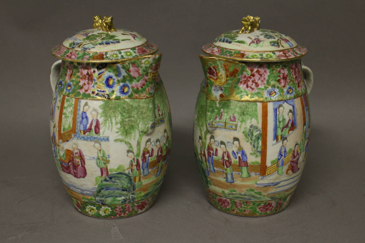 Pair of Cantonese Jugs and Lids In Fair Condition For Sale In London, GB
