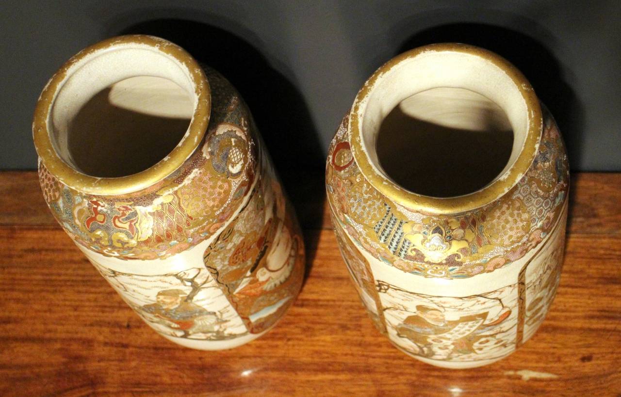 Pair of Japanese Satsuma Vases Decorated with Portraits of Samurai In Excellent Condition For Sale In London, GB