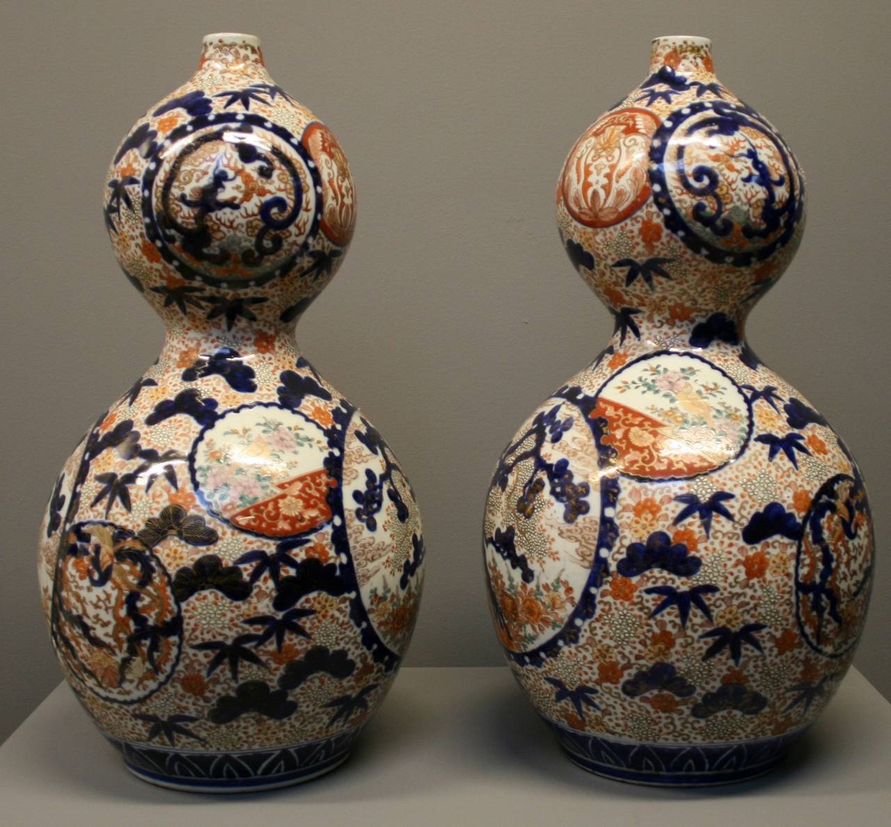 Pair of Japanese Imari Gourd Vases For Sale 2