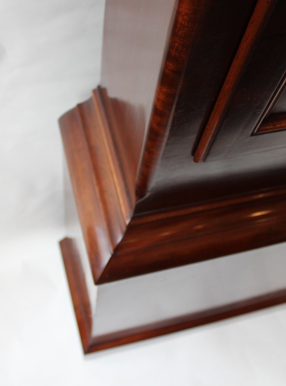 This grandfather clock is housed in a beautiful figured mahogany case. The timber bezel is finely turned. The choice of wood, the colour, the finish all add up to a stunning clock in great condition. The proportions and cut are just first class. A