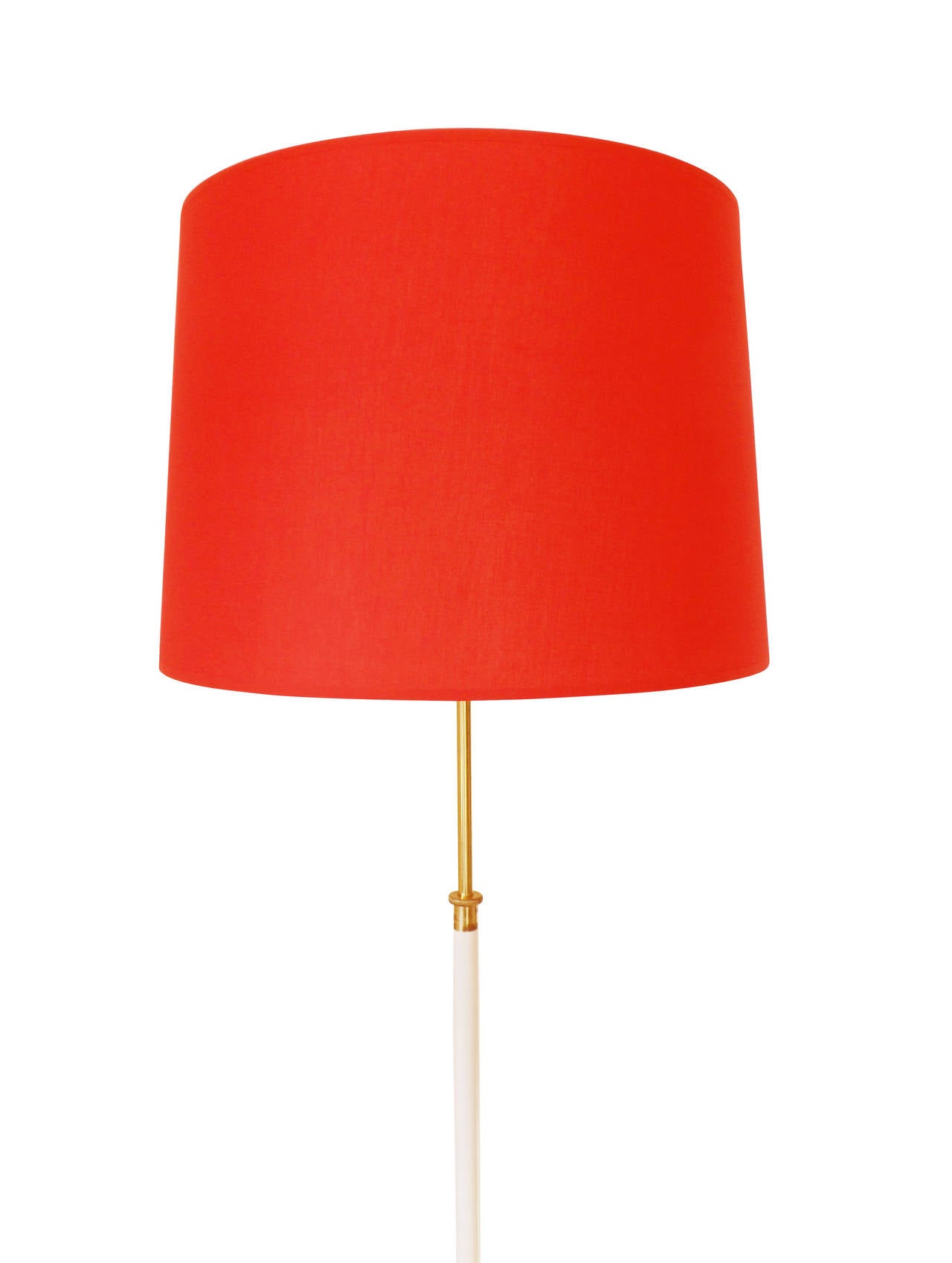 Un lampadaire modèle 'Teleskop' / 'Telescope' no. 2090 par J.T. Kalmar, Vienne, Autriche, dans les années 1950. La base est en laiton et le support est en métal émaillé blanc. L'abat-jour rouge a été recouvert. Très bon état avec très peu de patine