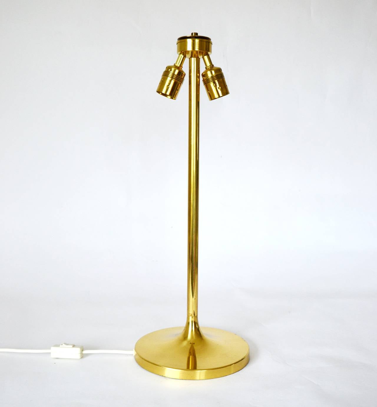 Kalmar Brass Red Tulip Stand Desk Table Lamp 1960s 2 bulbs In Good Condition For Sale In Hausmannstätten, AT