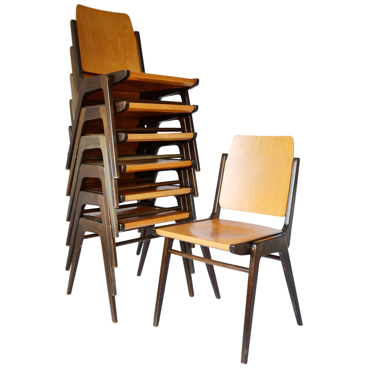 Einer von zwölf zweifarbigen Stapelstühlen des österreichischen Architekten Franz Schuster, die von Wiesner-Hager um 1960 (Ende der 1950er oder Anfang der 1960er Jahre) hergestellt wurden.
Dieser Stuhl wurde 1959 von Franz Schuster für das