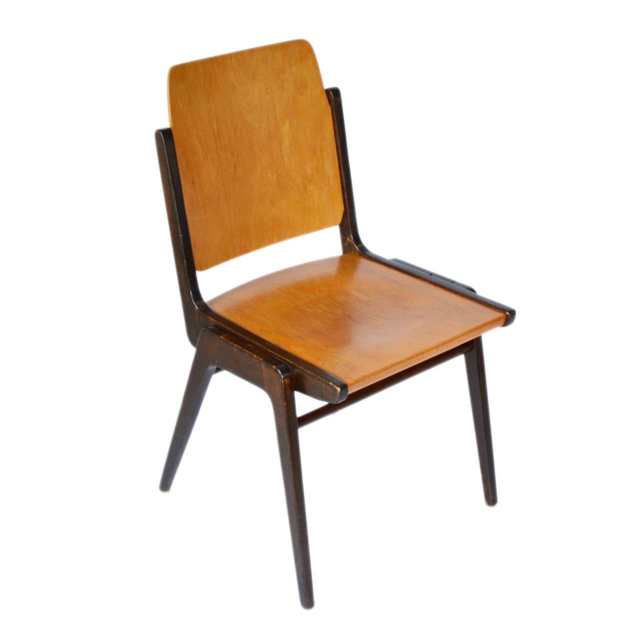 Mid-Century Modern Une des 12 chaises empilables Franz Schuster:: hêtre bicolore:: Autriche:: 1959 en vente