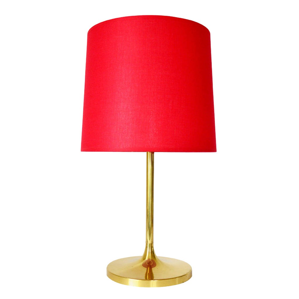 Tisch- oder Schreibtischlampe mit Tulpenfuß und rotem Lampenschirm von J.T. Kalmar Wien, Österreich aus den 1960er Jahren. Sehr schlichtes und daher zeitloses Design. Der Ständer ist aus Messing und der Lampenschirm wurde erneuert.
Zwei Fassungen