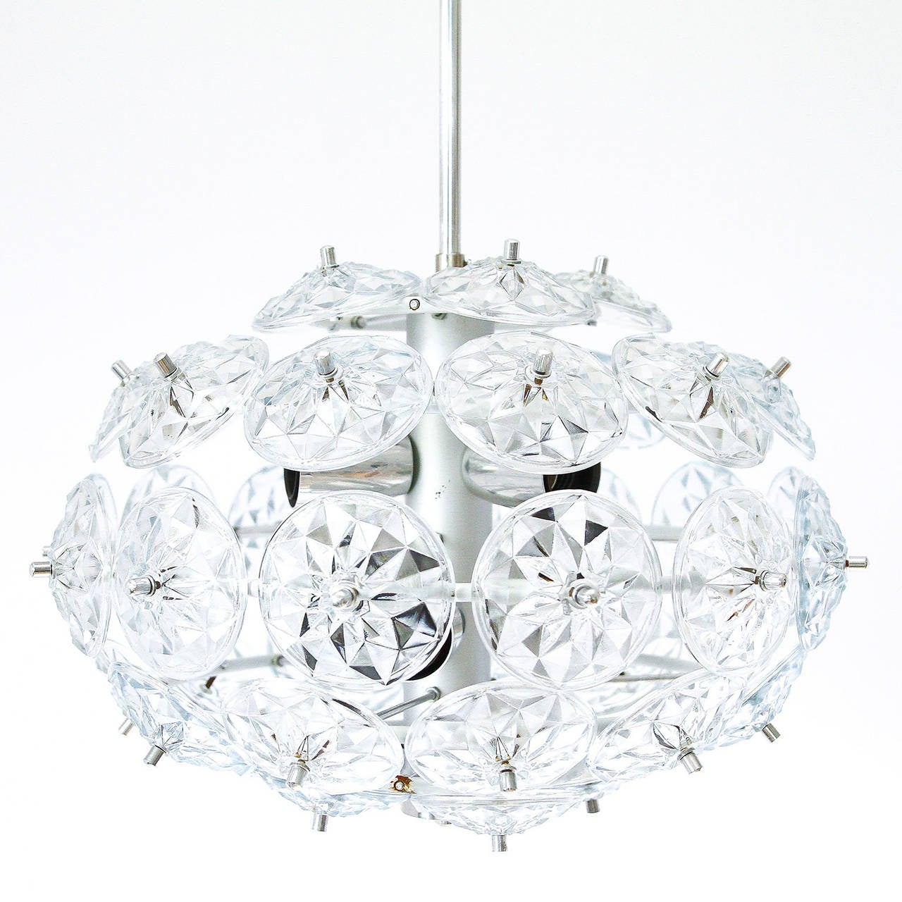 Lampadario a sospensione in vetro smaltato e cromato nello stile di Kinkeldey, prodotto a metà del secolo scorso, circa 1970.
La lampada può ospitare sei lampadine Edison a vite media (tipo E26 o E27) fino a un massimo di 40W. 40W per lampadina ed è