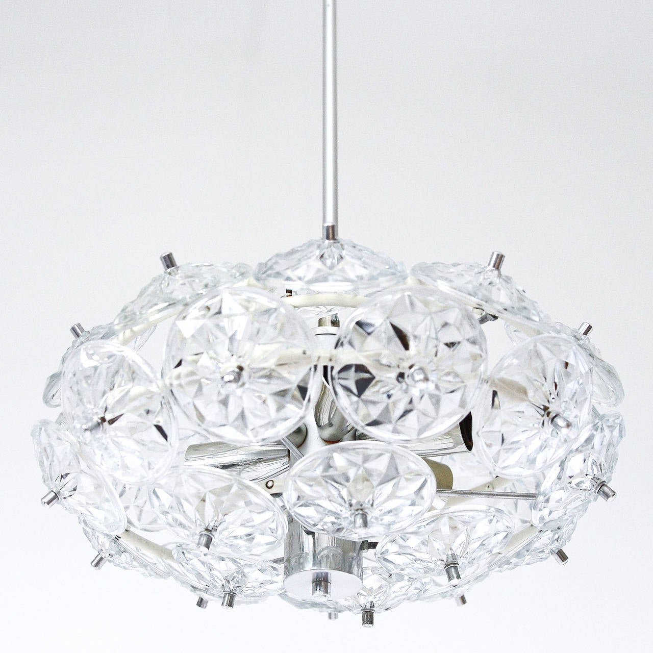 A German enameled and chromed glass sputnik pendant light / chandelier in the style of Kinkeldey, manufactured in Mid-Century.
The lamp takes six small screw base Edison bulbs (type E14) up to max. 40W per bulb and it is compatible with US/UK/ etc.