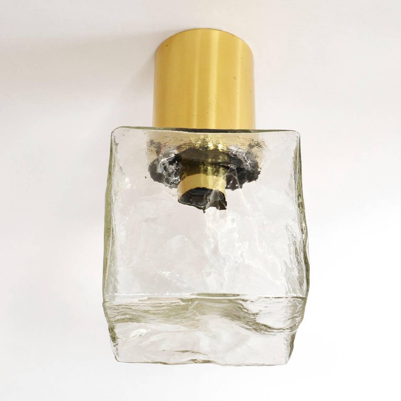 Dépoli Grand luminaire encastré en laiton avec cube en verre de glace par Kalmar, Autriche, années 1960 en vente