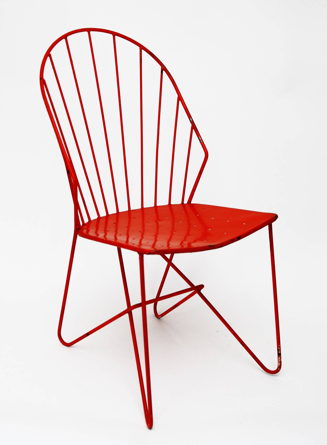 Un set di quattro sedie Sonett rosse di Karl Fostel Sen.'s Erben, Austria, prodotte a metà del secolo scorso, circa 1950. Sono realizzati in metallo verniciato. La lacca è poco usurata e presenta poche scheggiature che le conferiscono una patina