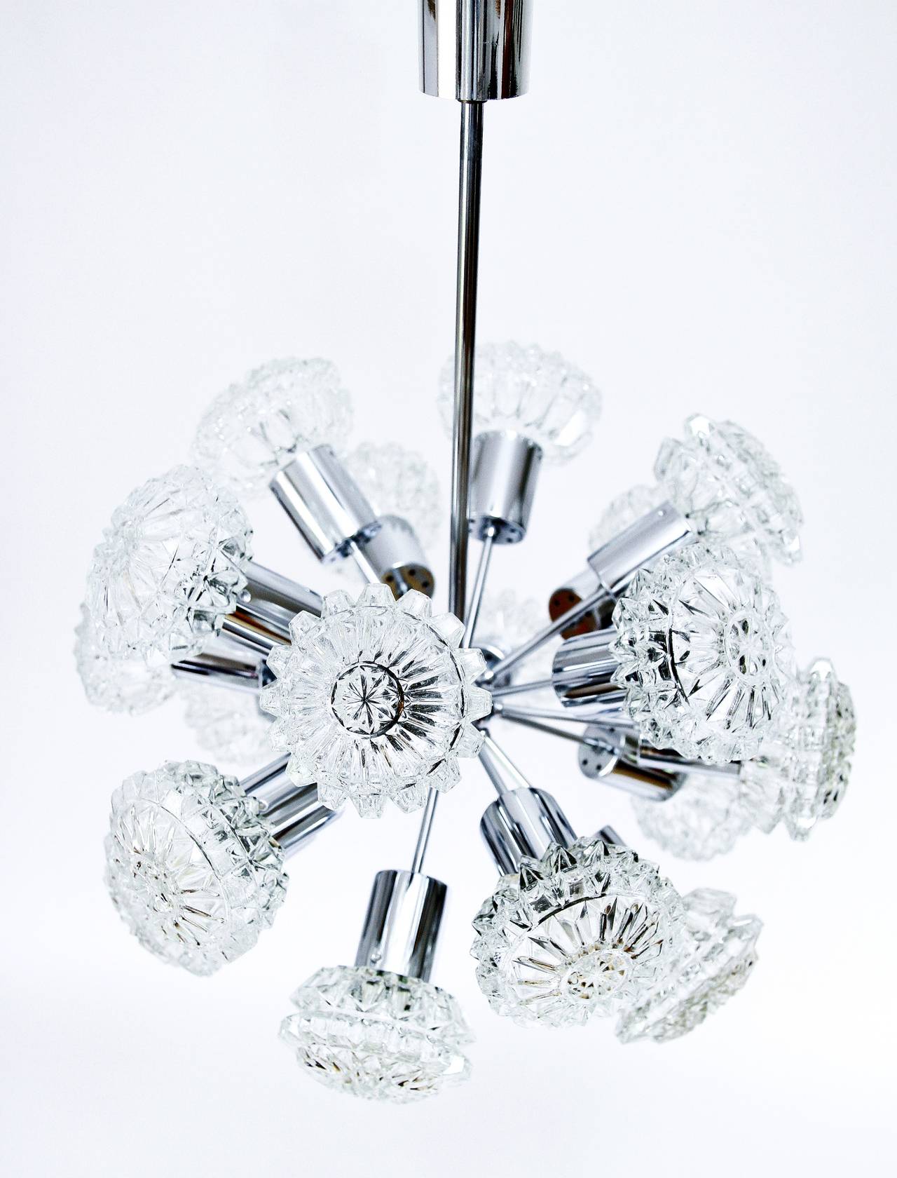 Tedesco Lampadario Sputnik moderno di metà secolo, vetro trasparente testurizzato e cromo, anni '70 in vendita