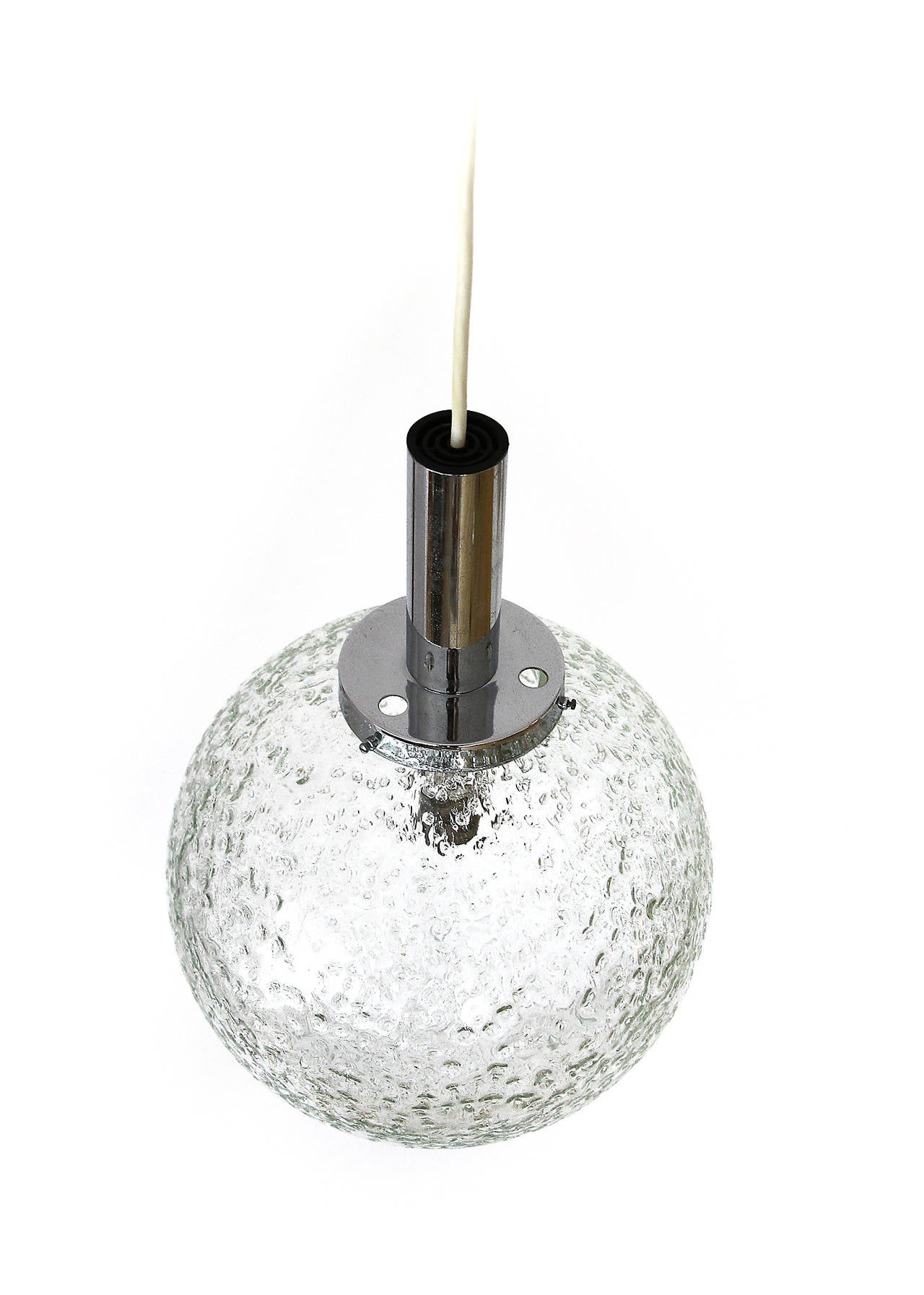 Lampada a sospensione a globo di Doria, Germania, prodotta nel pieno del secolo scorso, circa 1970. Questa lampada è realizzata in cromo (nichel) e con un globo di vetro testurizzato soffiato a mano.
La goccia totale può essere modificata in