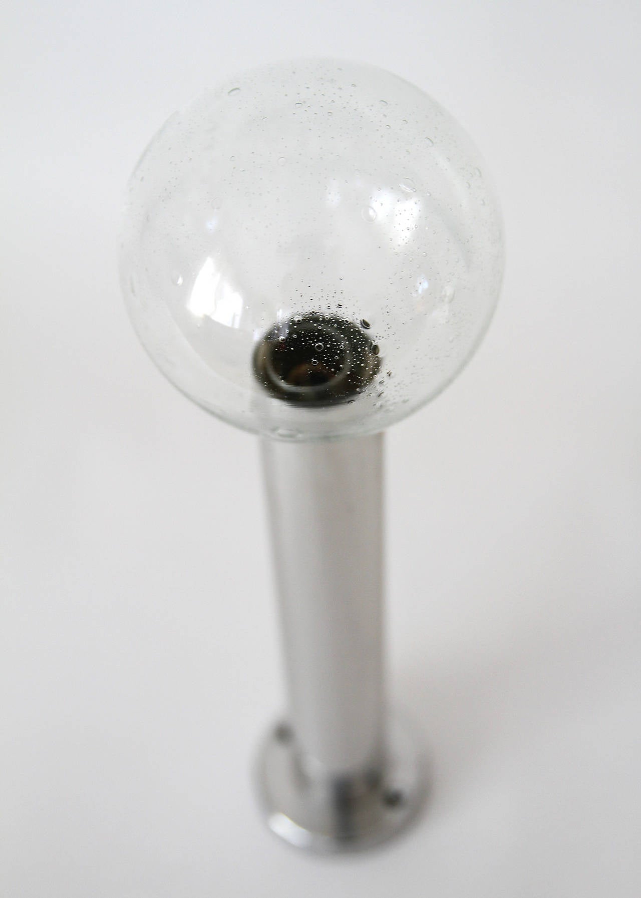 Mid-Century Modern Quatre lampes de bureau, appliques ou plafonniers en verre soufflé à la main et chrome nickel par Kalmar en vente