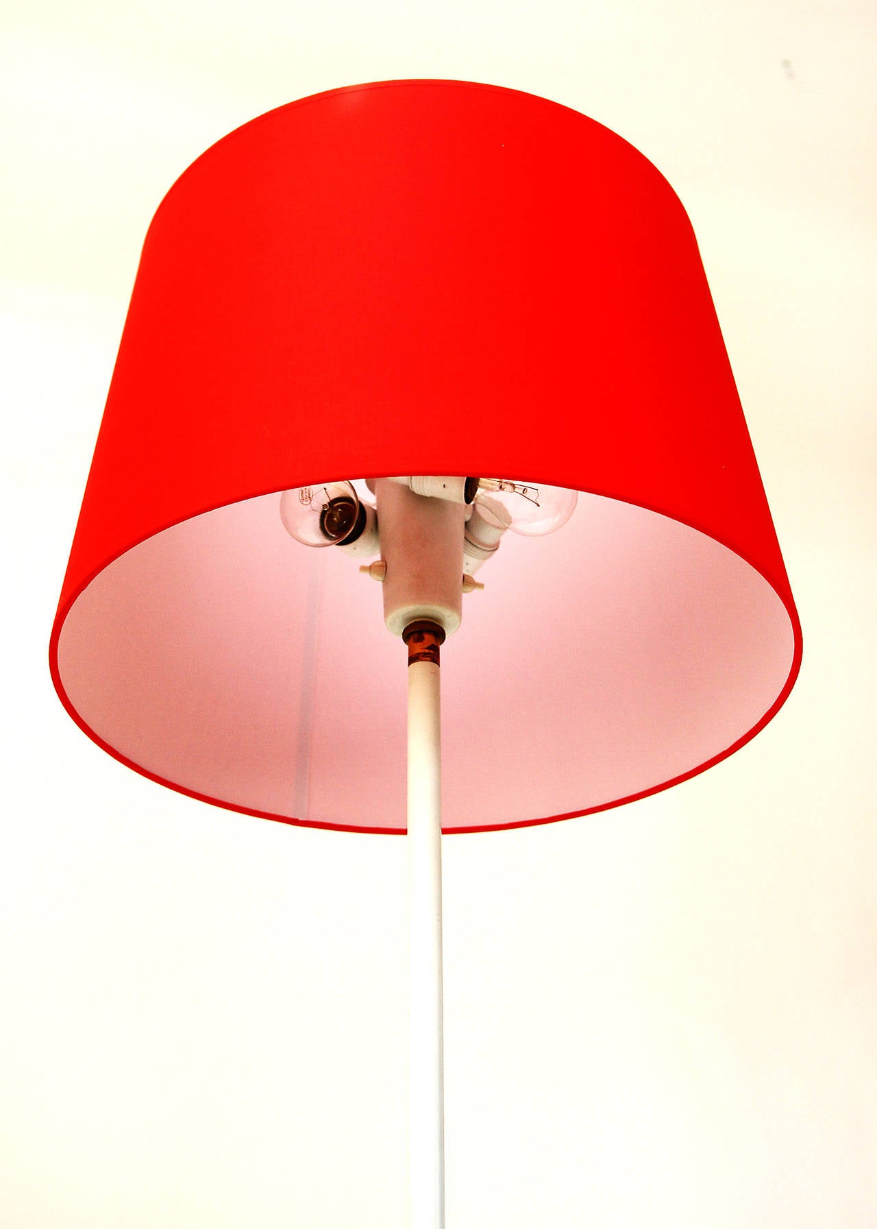 Laccato Lampada da terra Kalmar, ottone, altezza regolabile, anni '70 in vendita