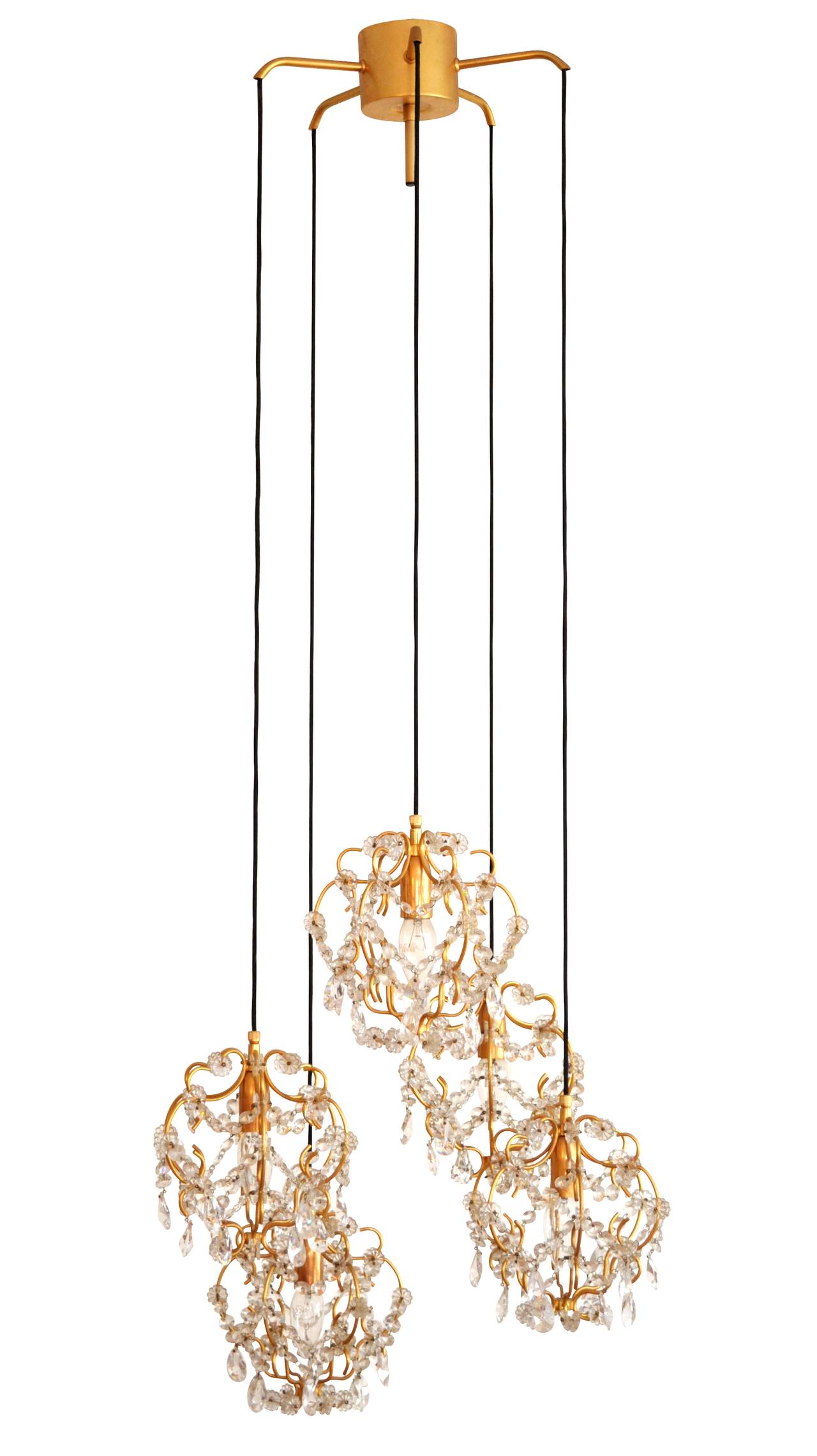 Eine wunderschöne Hängelampe aus vergoldetem Messing mit fünf Lichtern im Stil von Lobmeyr, Palwa oder Sciolari, hergestellt in der Mitte des Jahrhunderts, um 1960.
Die Lampenschirme sind aus vergoldetem Messing gefertigt und mit geschliffenem