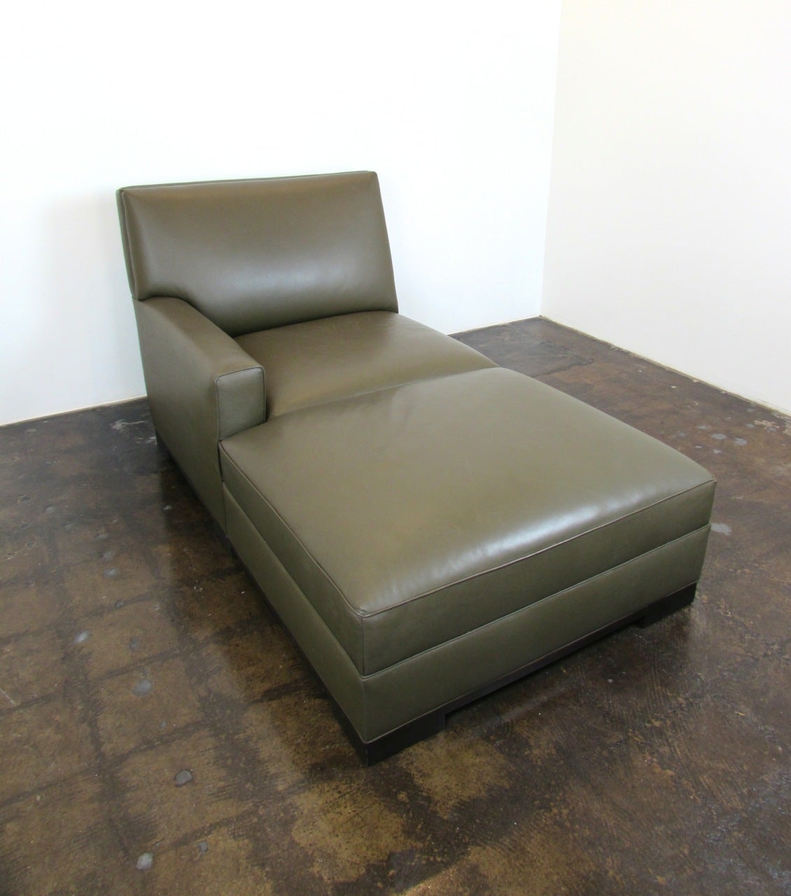 Contemporary Sutherland Hugo Leather Chaise Lounge For Sale