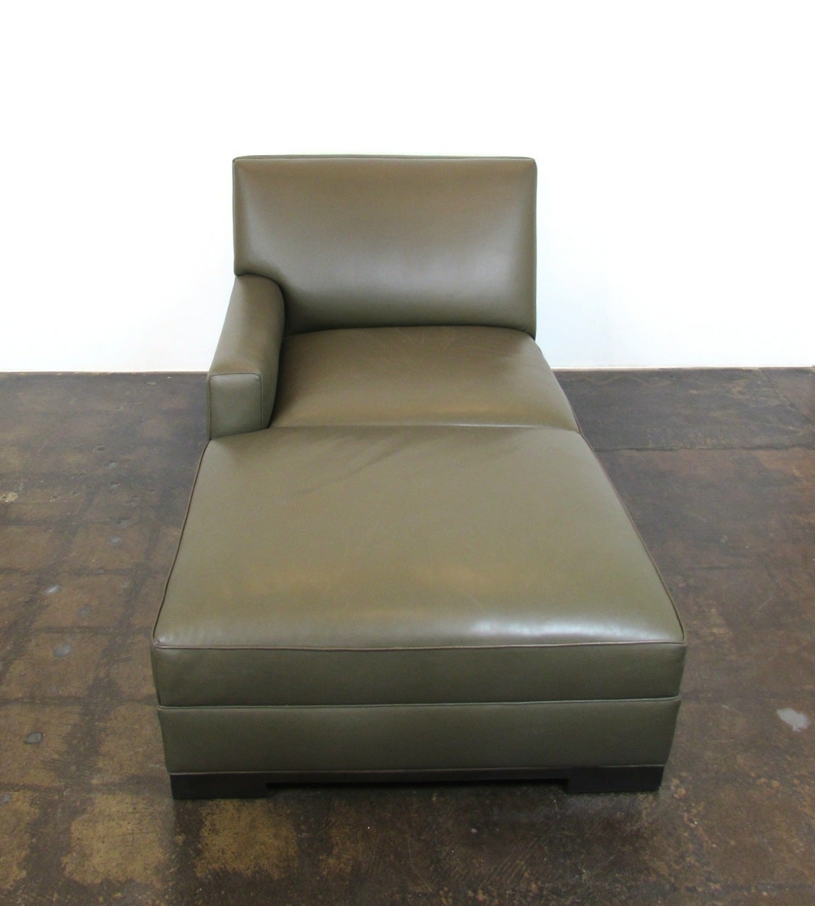 Sutherland Hugo Leather Chaise Lounge In Good Condition For Sale In Dallas, TX