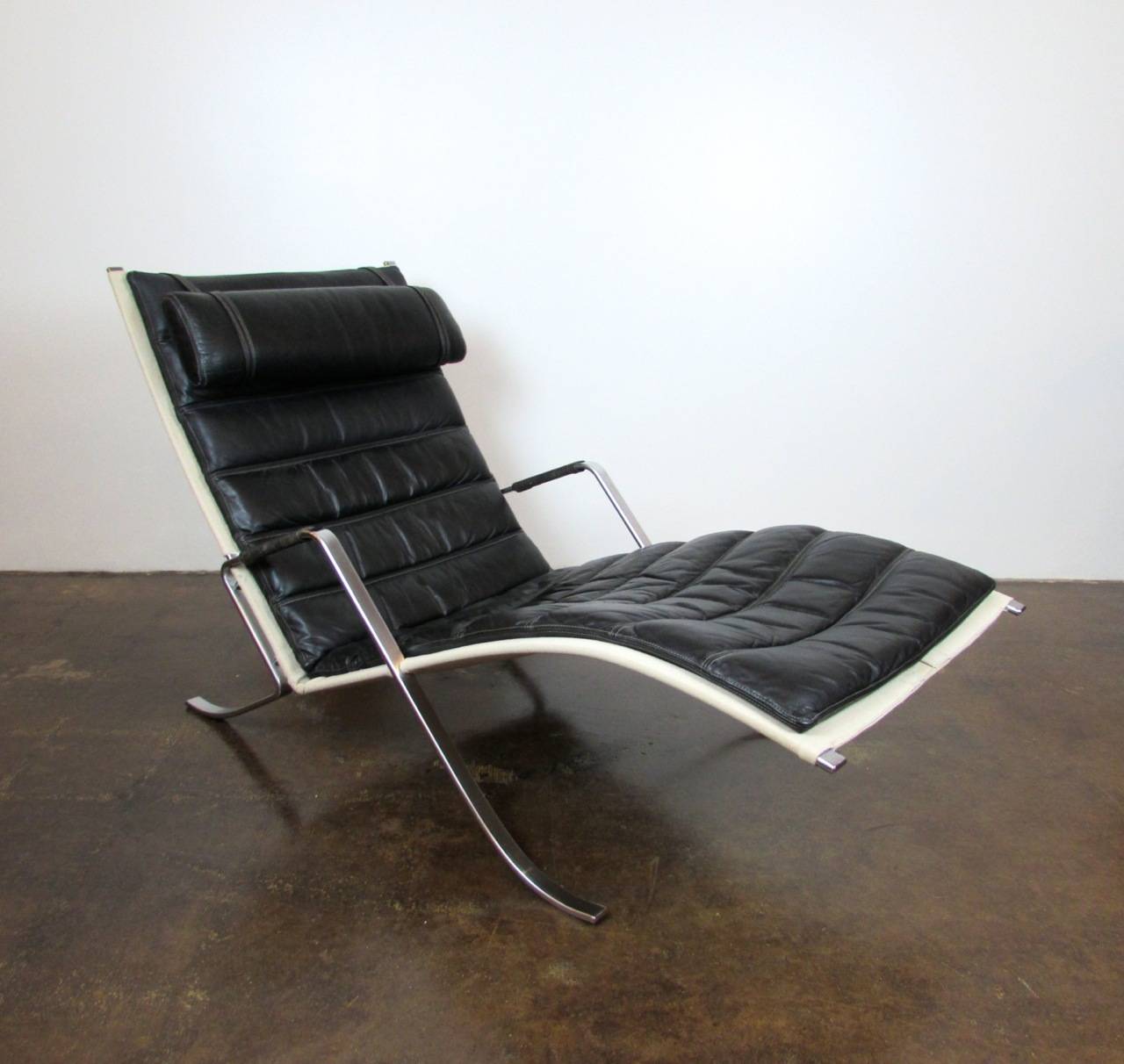 Grasshopper chair designed in 1968 by Preben Fabricius and Jørgen Kastholm by Lange Production in excellent, original condition.

Chaise lounge in canvas with loose quilted leather cushions and loose neck pillow with a chrome-plated steel frame