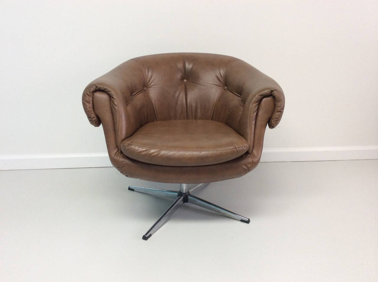 Very nice overman lounge chair. Excellent condition. Brown vinyl.
