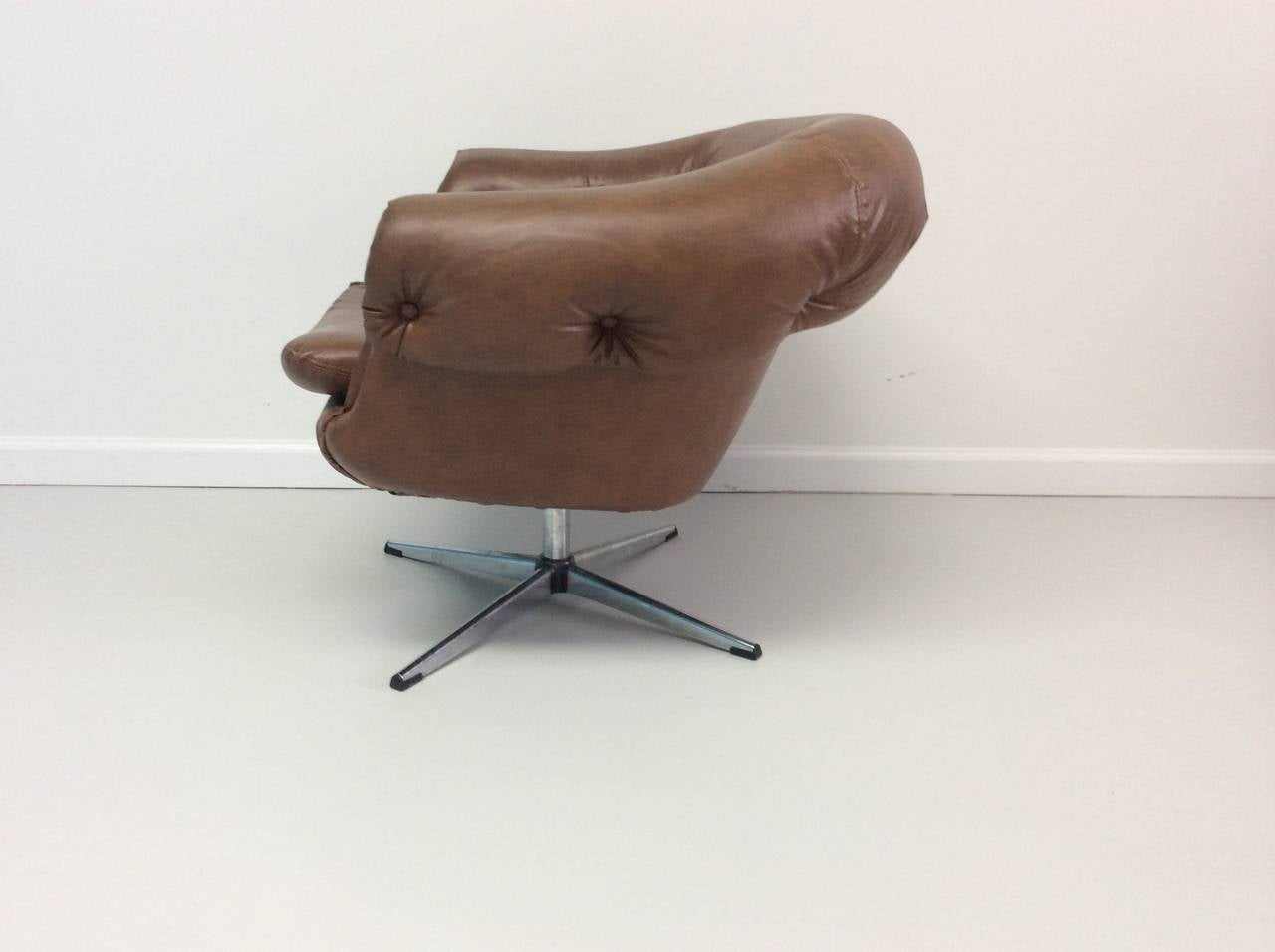 Overman Swivel Lounge Chair in Brown Vinyl In Excellent Condition In Little River, SC