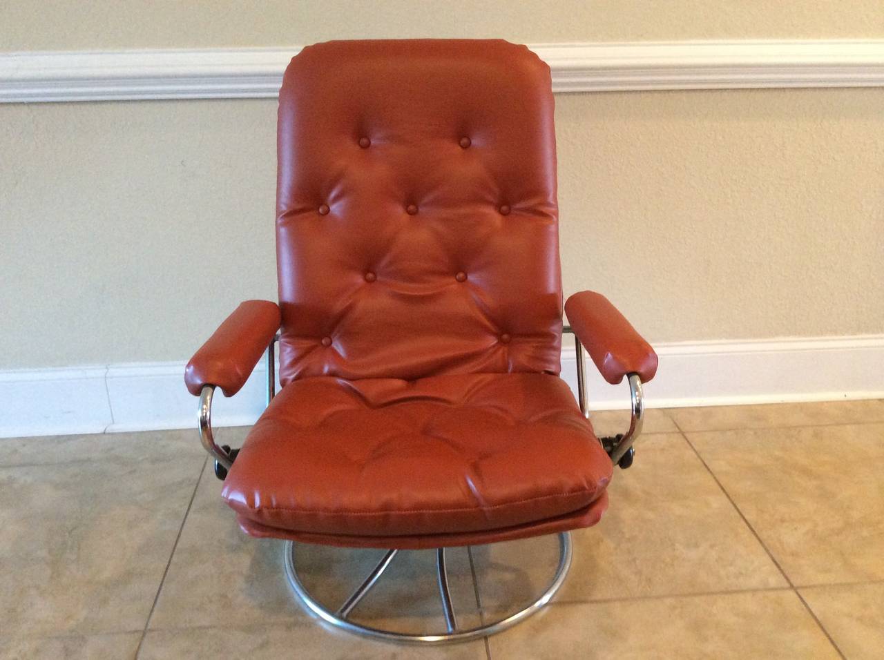 Stressless style reclining lounge chair. Made by Charlton. Orange vinyl in perfect condition.