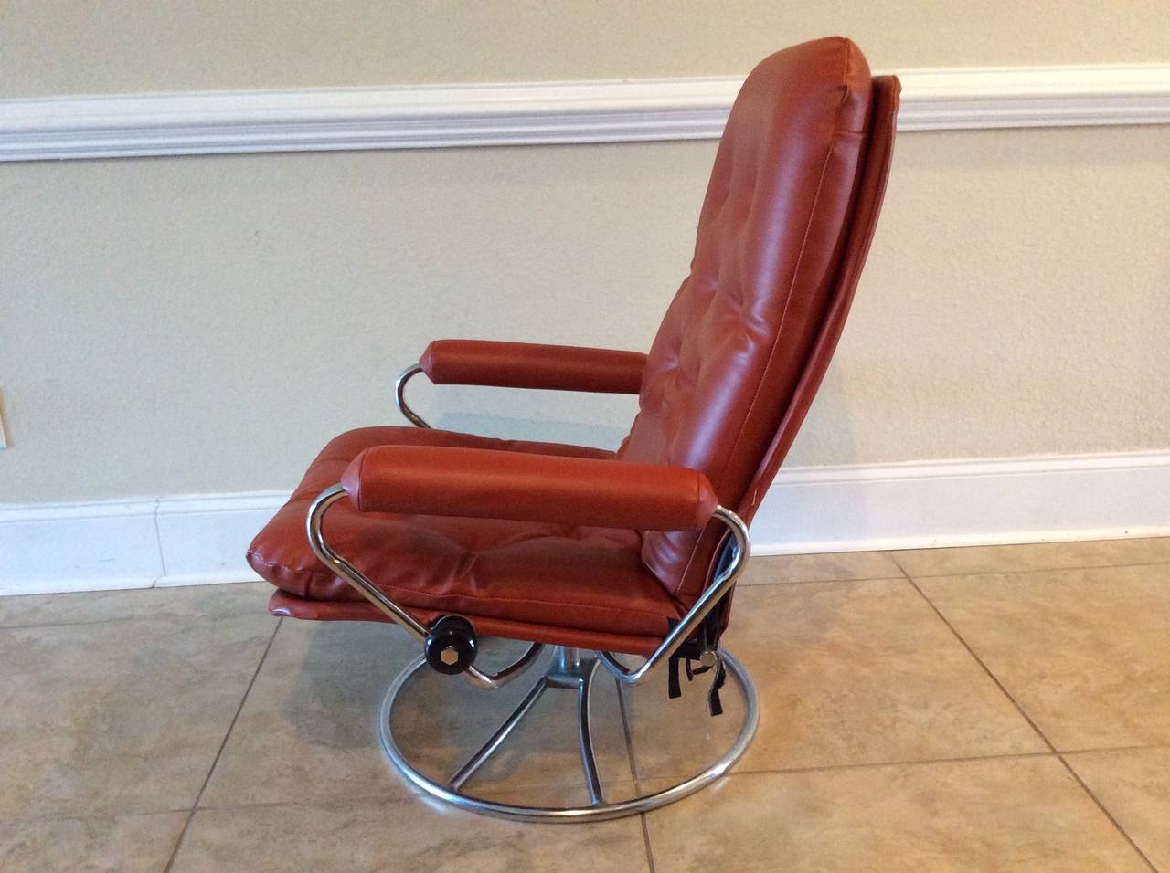 Vintage Stressless style recliner by Charlton In Excellent Condition In Little River, SC