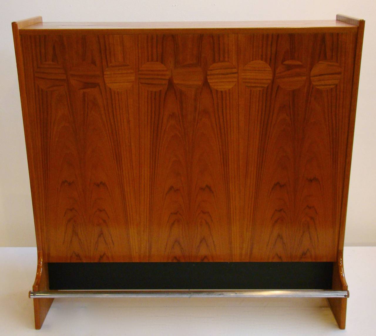 Exquisite teak bar with lots of storage space for all your glasses, bottles, etc.  Would be the focal point of any gathering.
