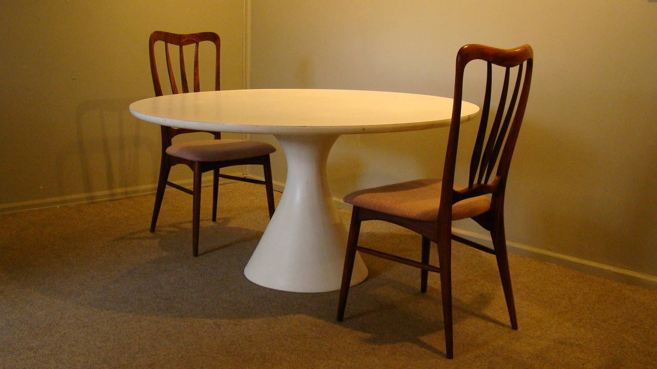Large Round 'Hollen' Tulip Table USA In Good Condition In Denver, CO