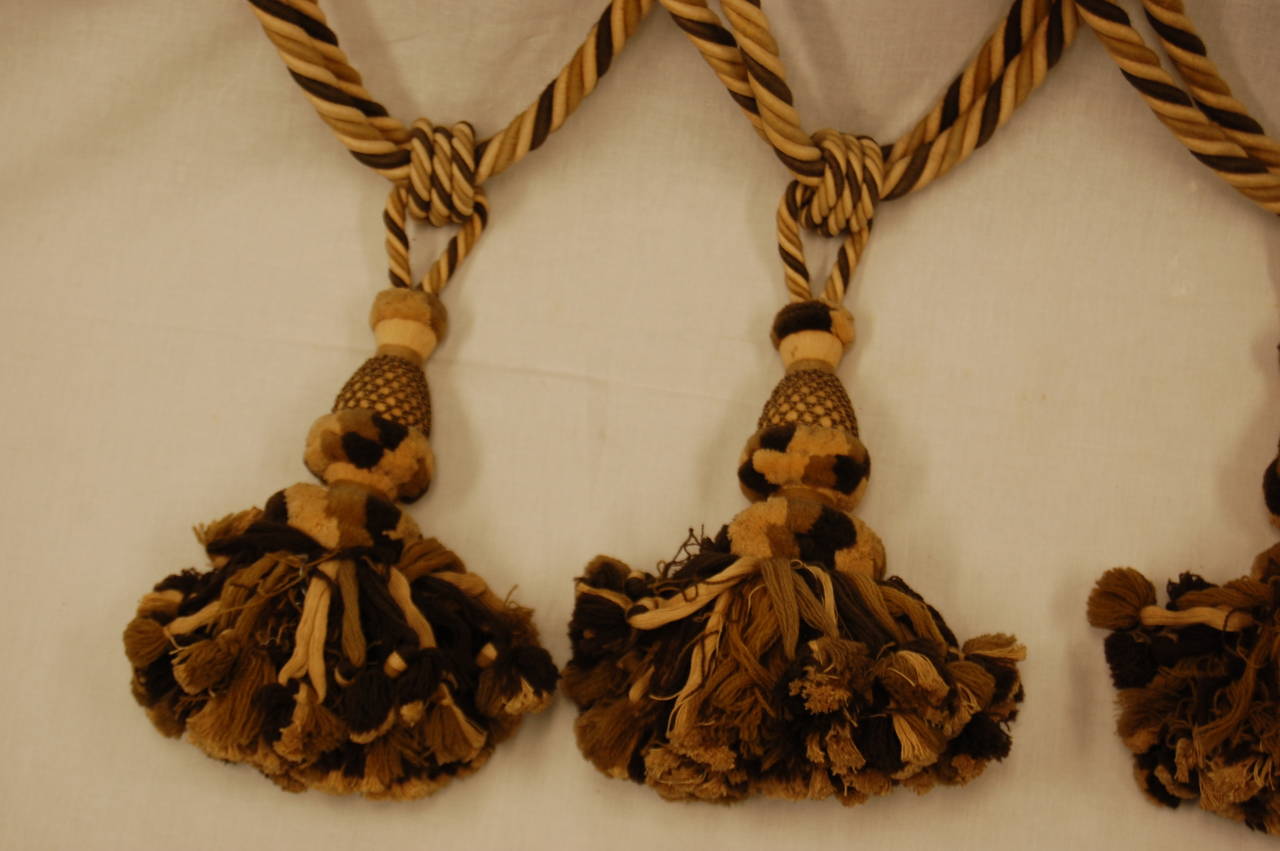 Set of Four Large Matching Wool Drapery Tiebacks with Tassels In Excellent Condition In Pittsburgh, PA