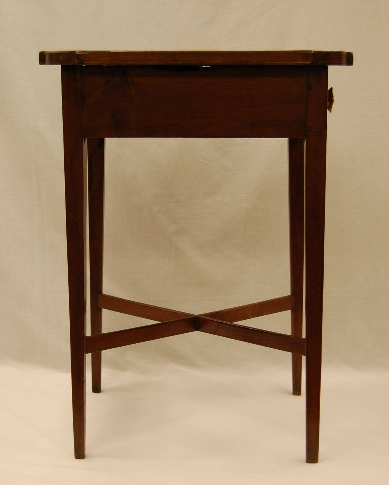 Walnut American Federal Side Table with Tapered Legs and Drawer, Early 19th Century
