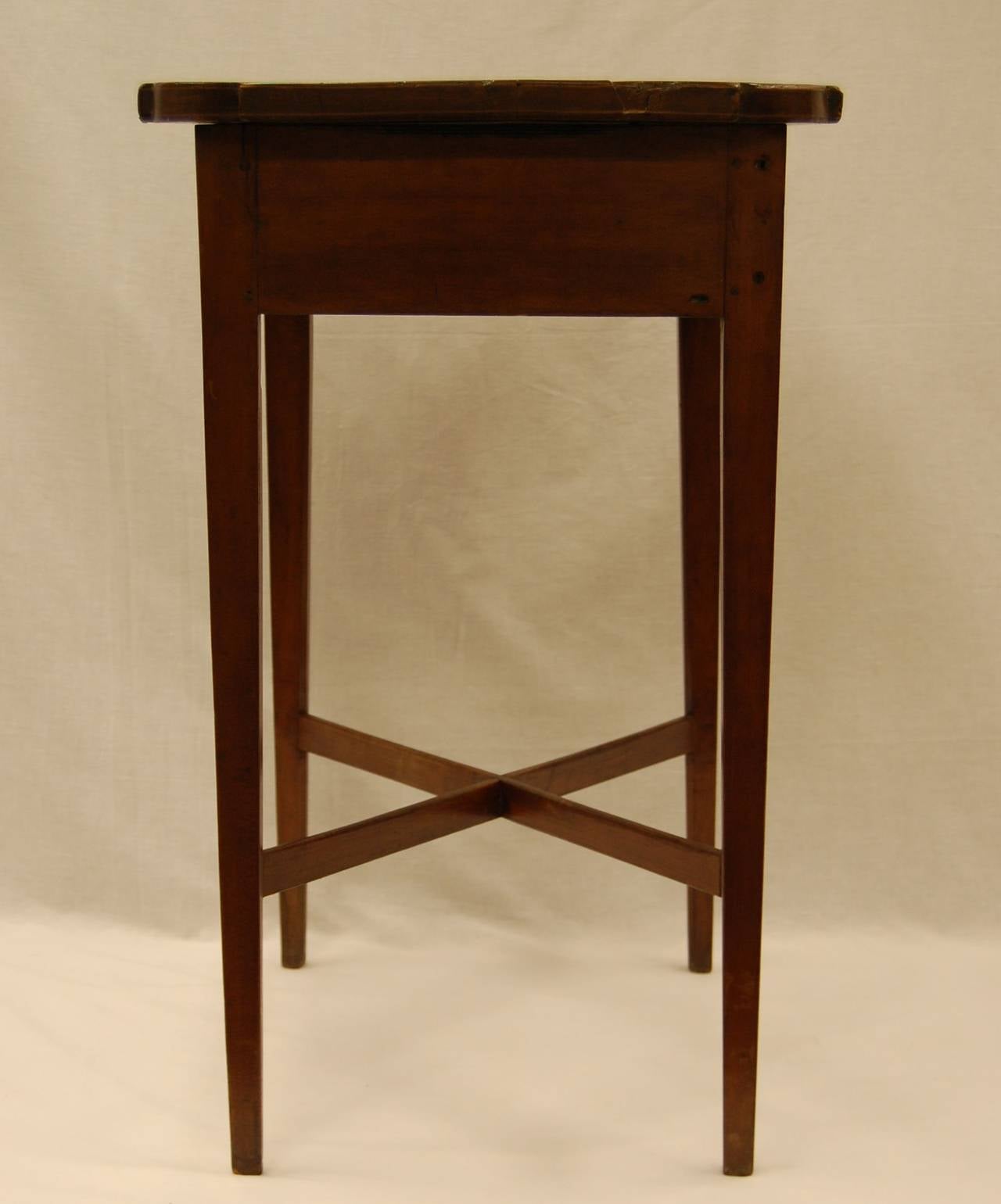 American Federal Side Table with Tapered Legs and Drawer, Early 19th Century 1