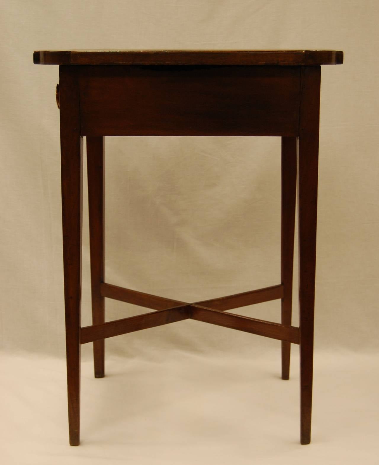 American Federal Side Table with Tapered Legs and Drawer, Early 19th Century In Excellent Condition In Pittsburgh, PA