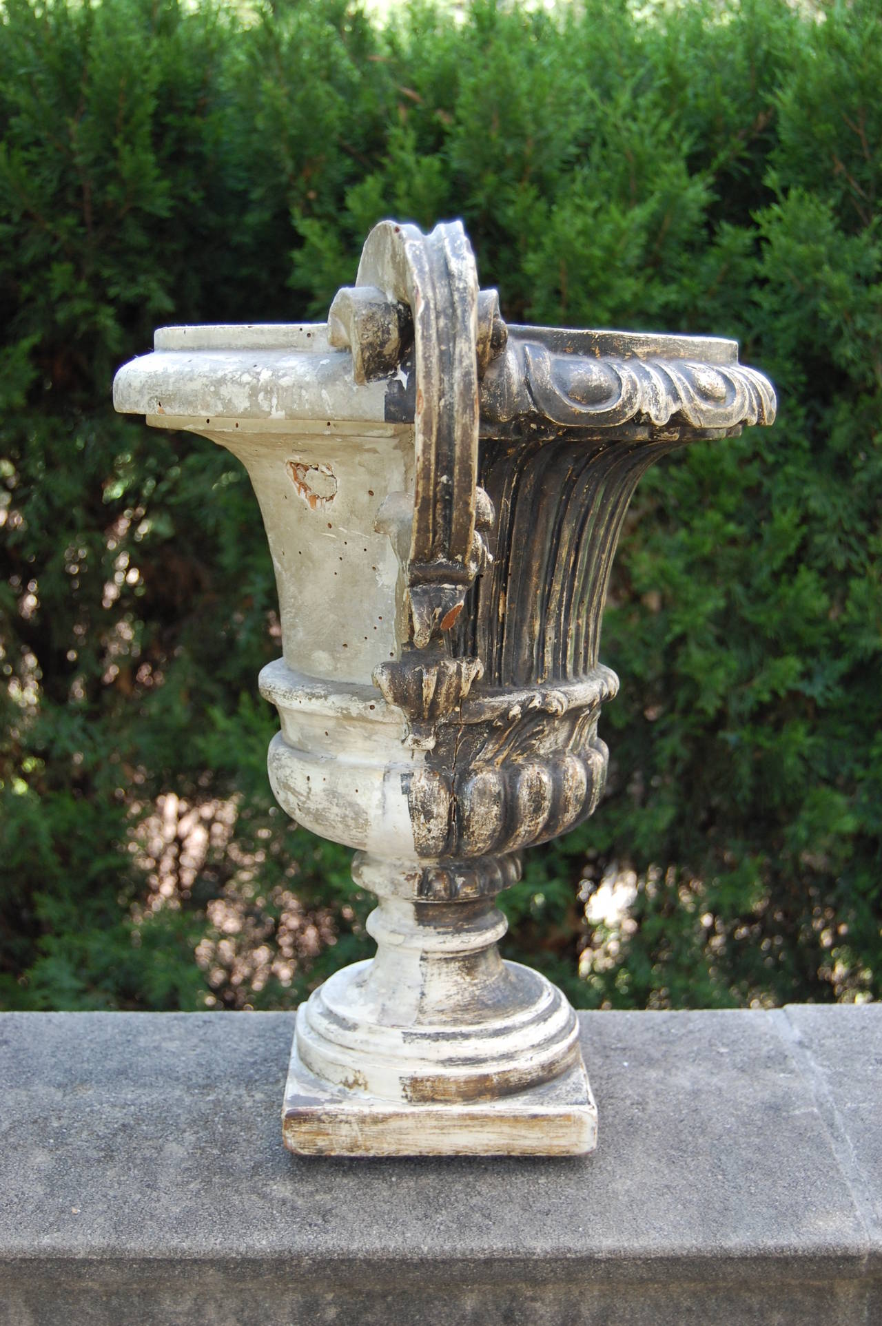 Italian Polychromed Carved Wooden Early 19th Century Urn with Handles For Sale 1