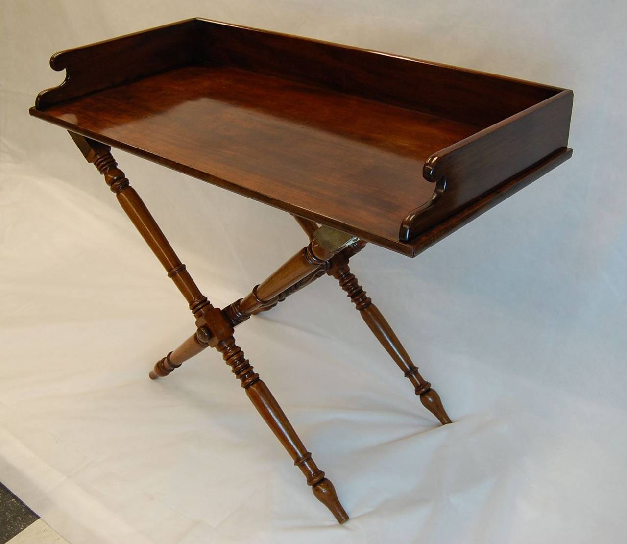 19th Century Mahogany English Butler's Tray Table on Folding Turned Base, 1860 In Excellent Condition For Sale In Pittsburgh, PA
