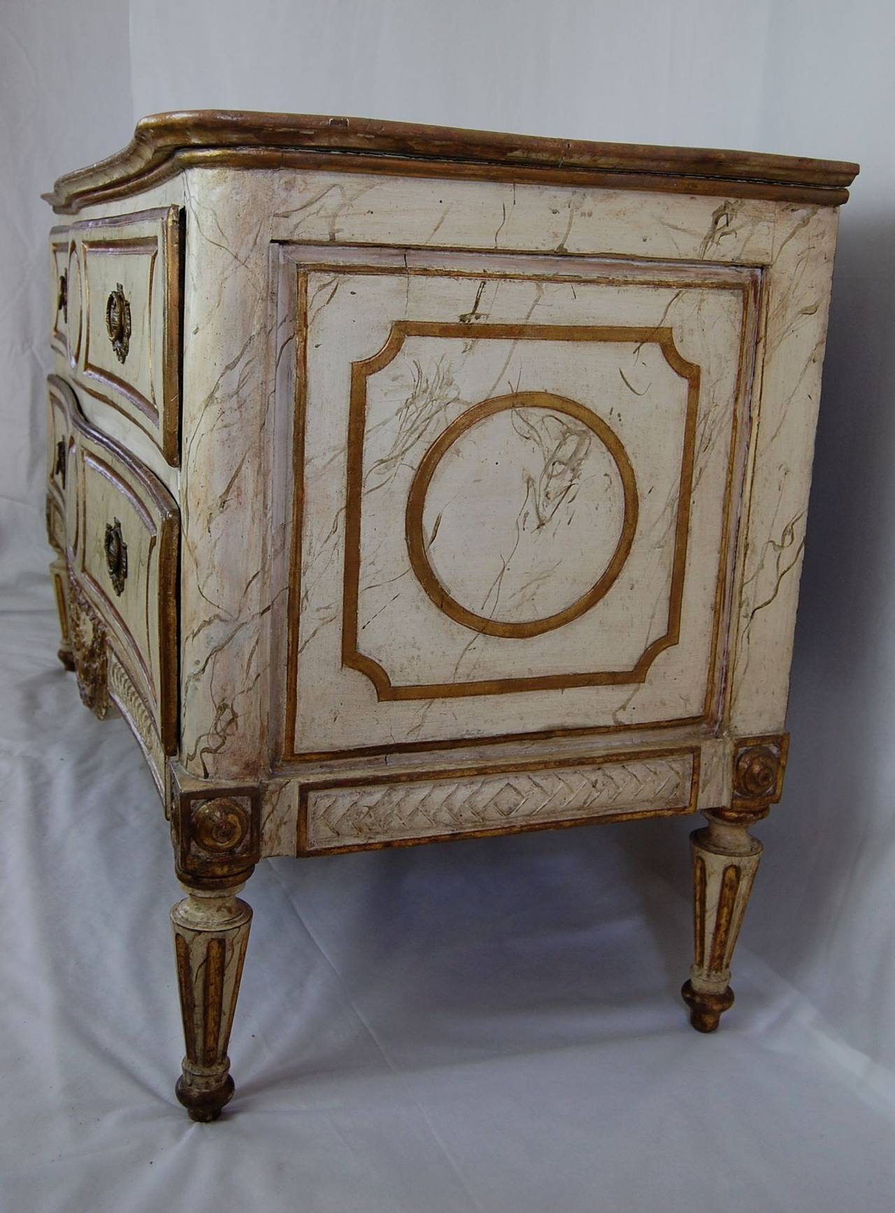 Antique Italian Painted Chest in Original Painted Finish In Excellent Condition For Sale In Pittsburgh, PA