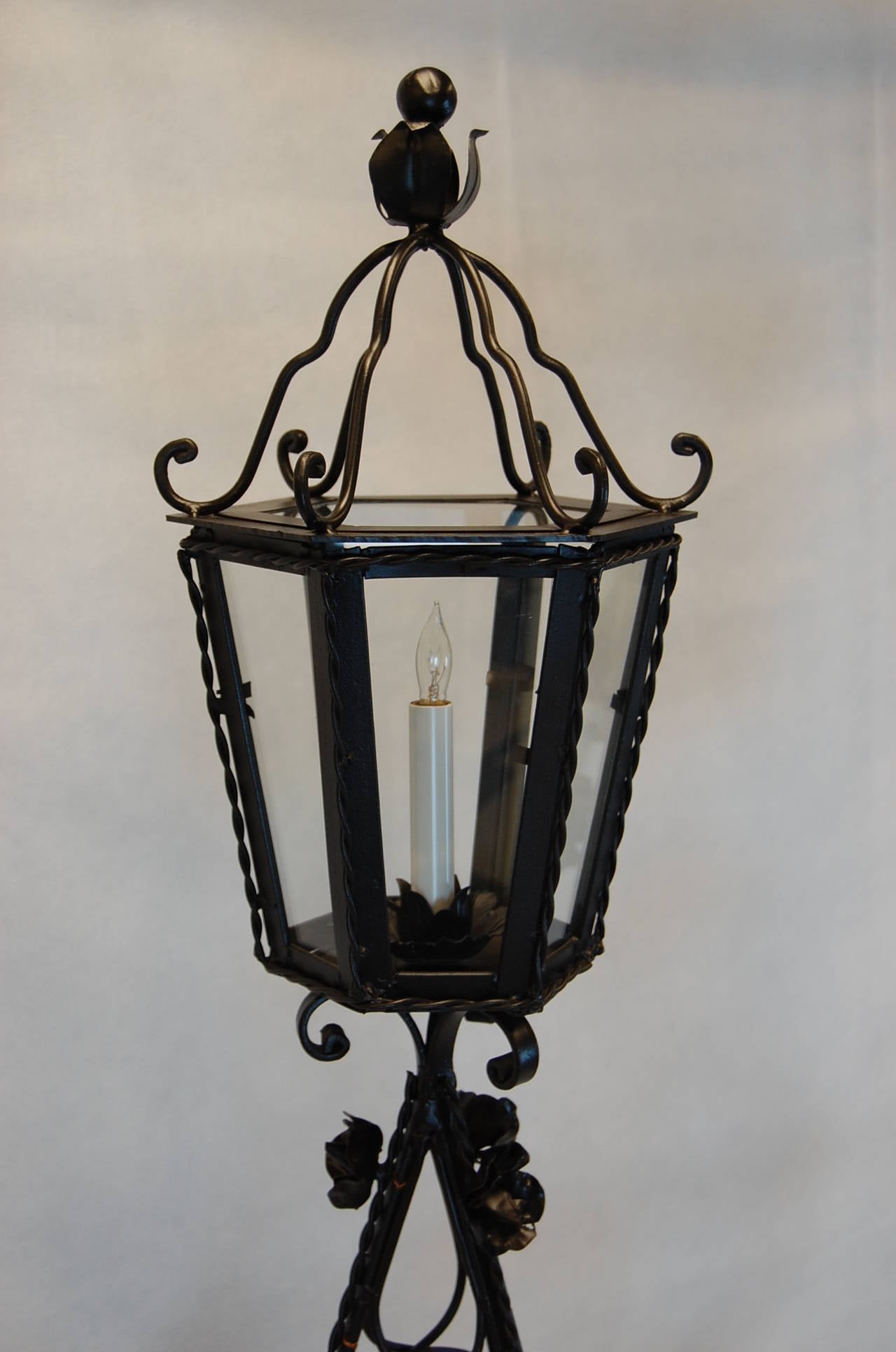 Pair of Italian Tole Standing Lanterns, Early 20th Century In Excellent Condition In Pittsburgh, PA