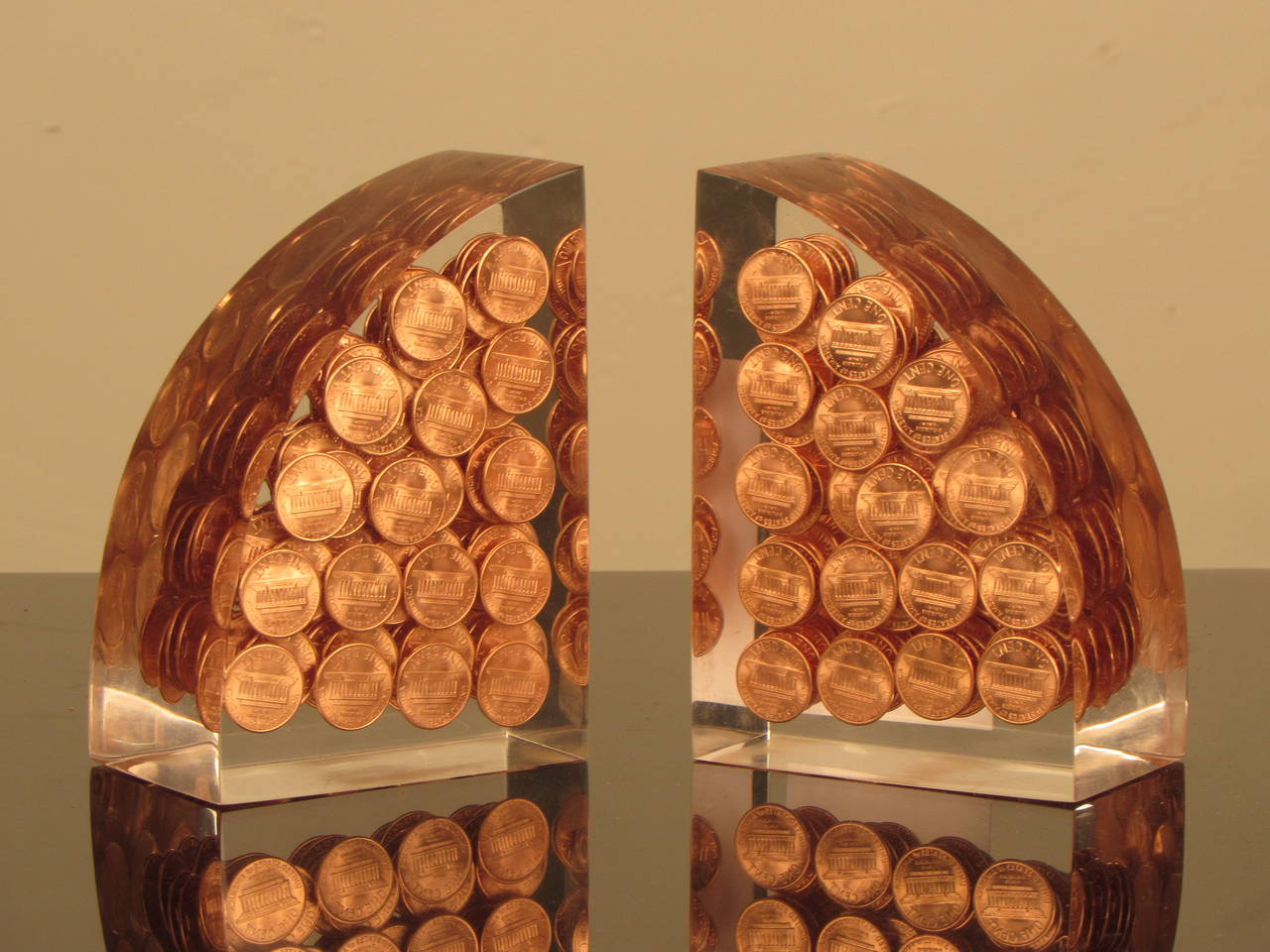 Fantastic pair of lucite and uncirculated pennies bookends in incredible condition. Unusual to find them in this demi-lune shape.

Lucite is shiny and clear and the 1988 coins are mint.