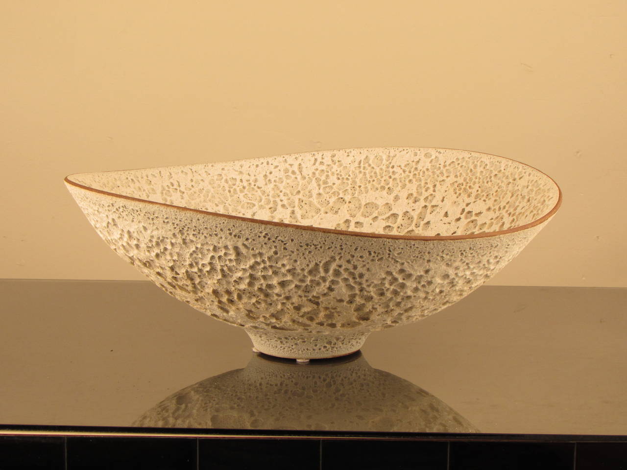 Atemberaubende niedrige Schale mit mattweißer Kraterglasur von Jeremy Briddell:: Studio Potter