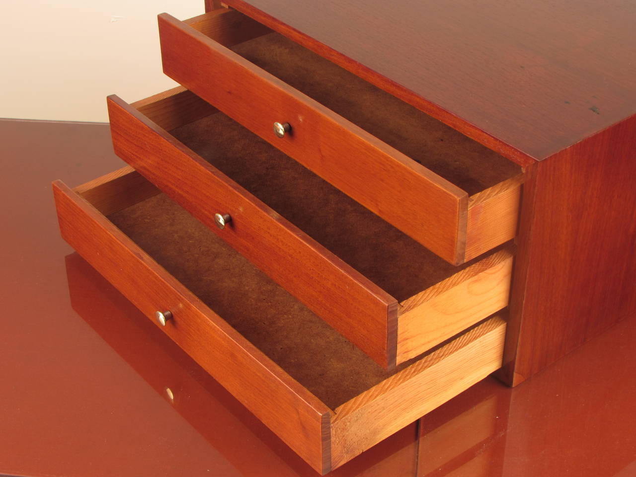 Mid-20th Century Dapper Dresser or Jewelry Box in the Style of Paul McCobb