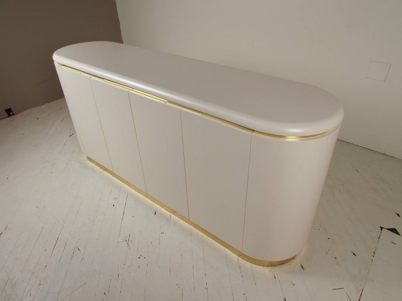 Mastercraft Rounded Credenza with Brass Details, Freshly Lacquered In Excellent Condition In New York, NY