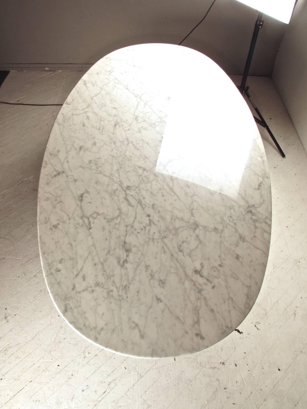 Oval Knife-Edge Carrara Marble Dining Table, Italy circa 1970 In Excellent Condition In New York, NY