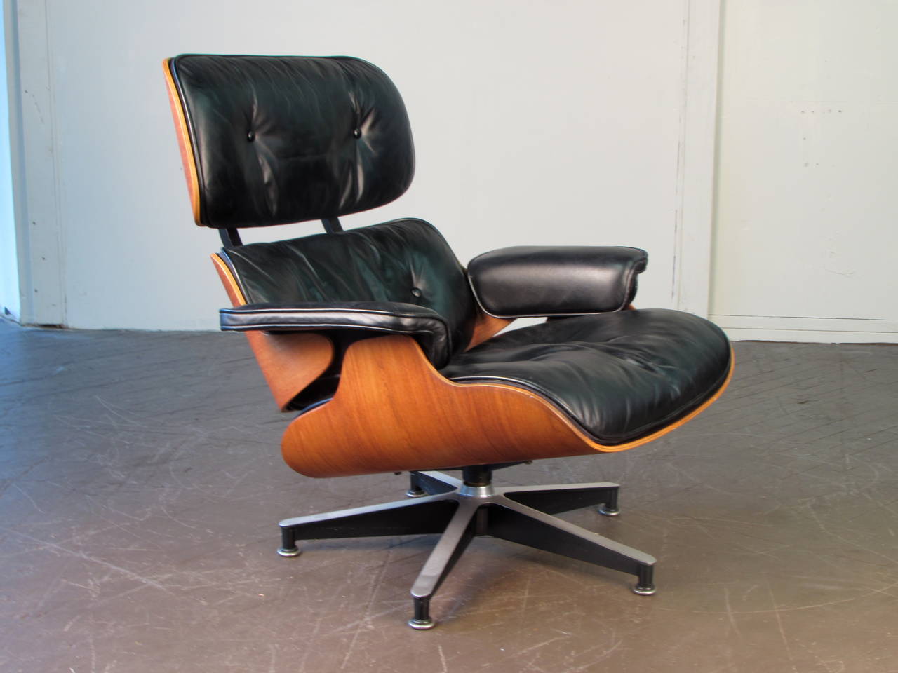 Mid-Century Modern Iconic 670 Lounge Chair by Charles and Ray Eames for Herman Miller