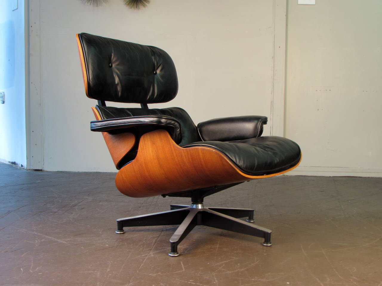 Iconic 670 Lounge Chair by Charles and Ray Eames for Herman Miller In Excellent Condition In New York, NY