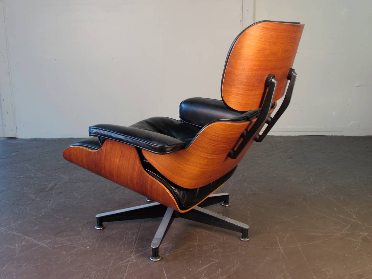 Mid-20th Century Iconic 670 Lounge Chair by Charles and Ray Eames for Herman Miller