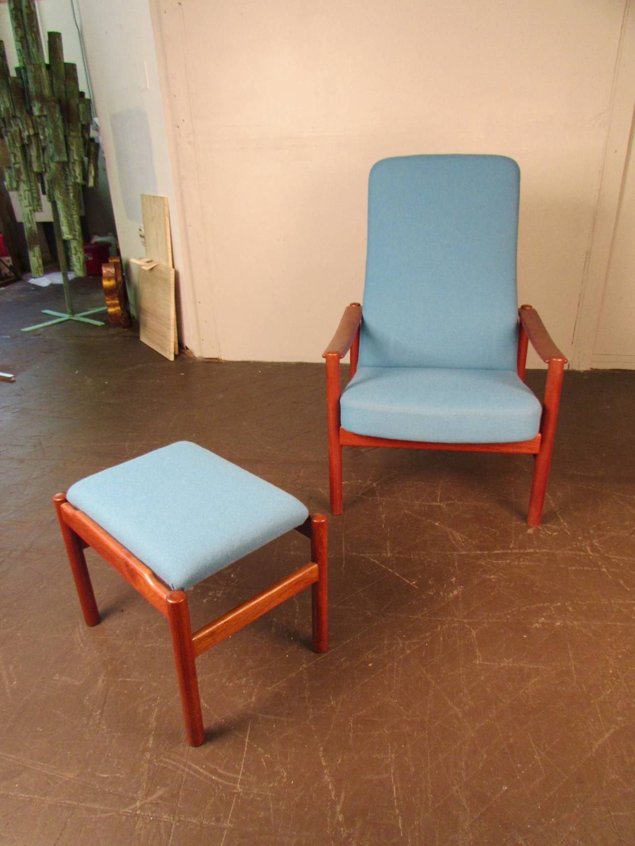 Handsome Reclining Lounge Chair and Ottoman by Westnofa, Norway, 1960s In Excellent Condition In New York, NY