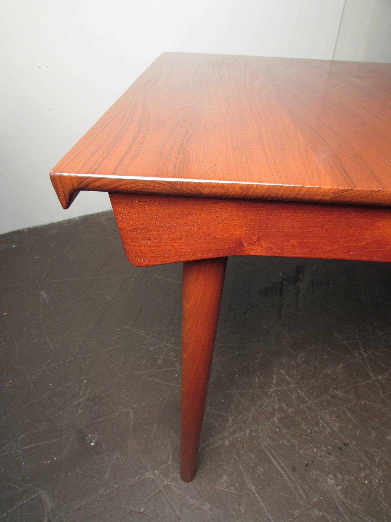 Stunning Extendable Teak Dining Table by Finn Juhl, France & Sons Model 540 In Excellent Condition In New York, NY