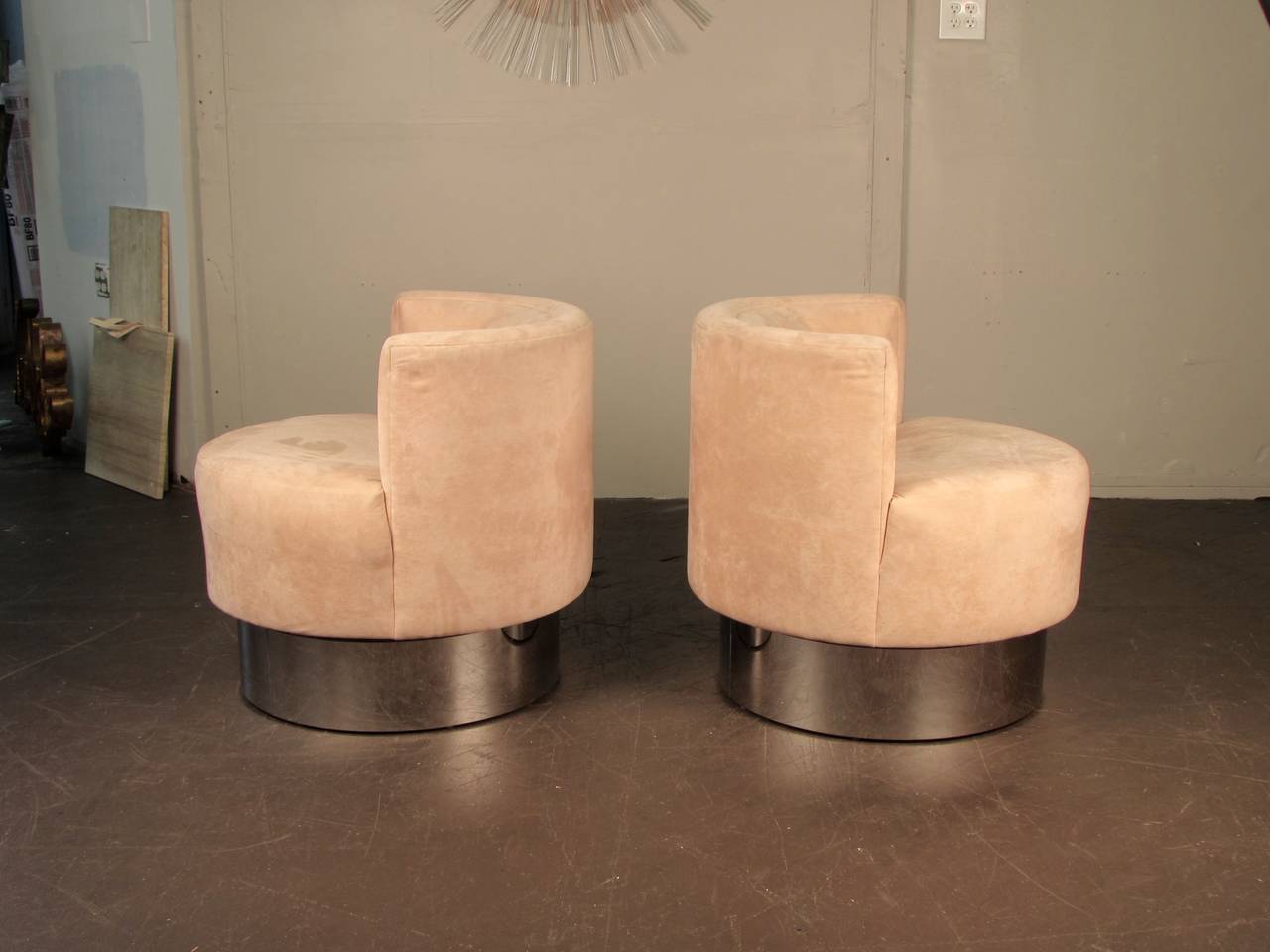 Mid-Century Modern Pair of Swivel Lounge Chairs on Smoked Chrome Bases